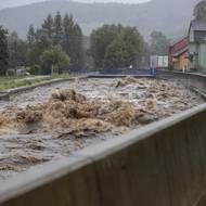 Obec Rapotín u Šumperku se připravuje na stopadesátiletou vodu. V obci se slévají tři extrémně rozvodněné řeky. (Kouty nad Desnou, 14. září)