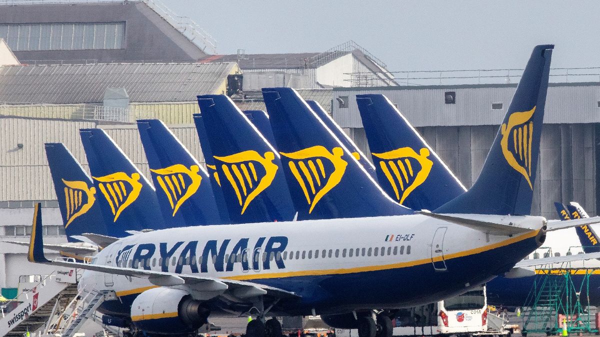 Ryanair čelí kritice, na náhrady za zrušené lety čeká 80 % zákazníků