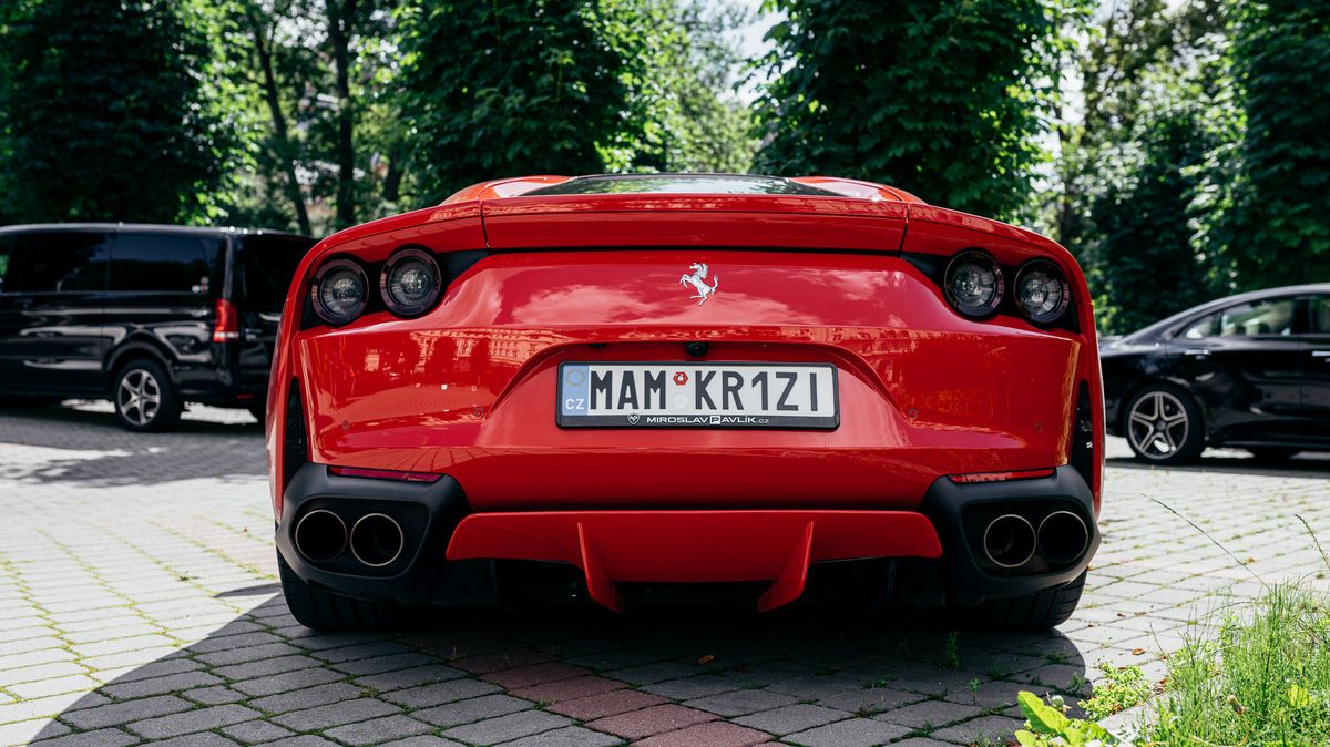 Lex Ferrari udeřil. Drahá auta jdou na dračku, kupci šetří na daních miliony