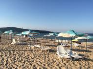  Jindy plné pláže jsou poloprázdné. 