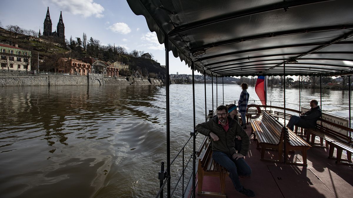 Vzedmutá Vltava zastavila provoz všech pražských přívozů