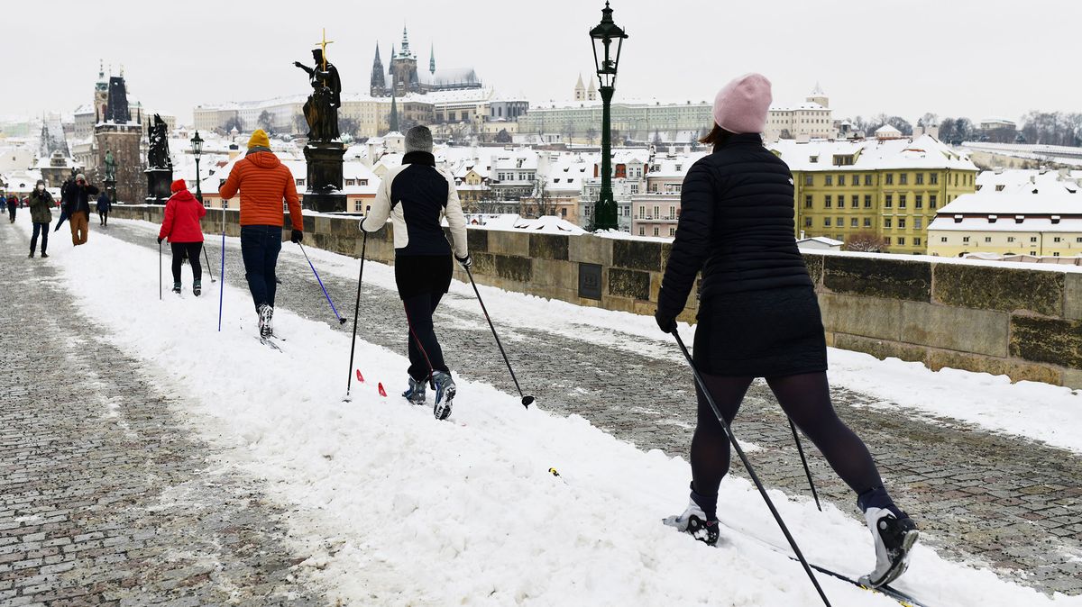 Po Karlově mostě v Praze svištěli lyžaři