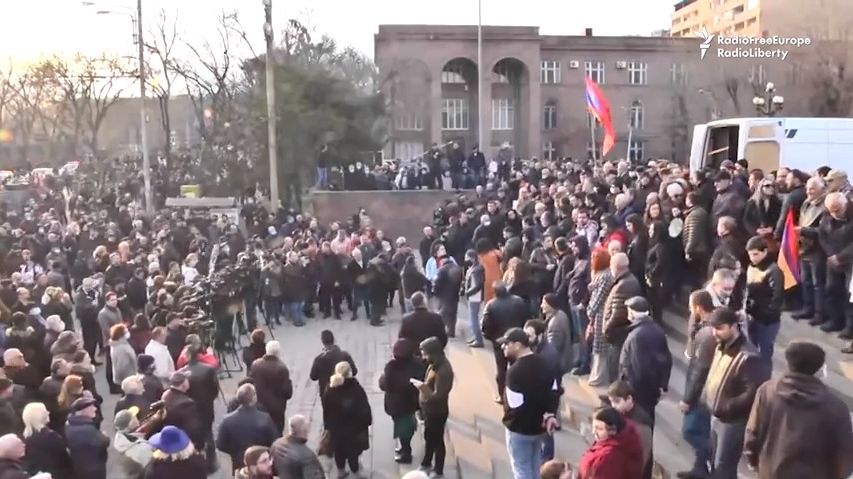 Arménský Kapitol? Odpůrci premiéra vtrhli do sídla vlády