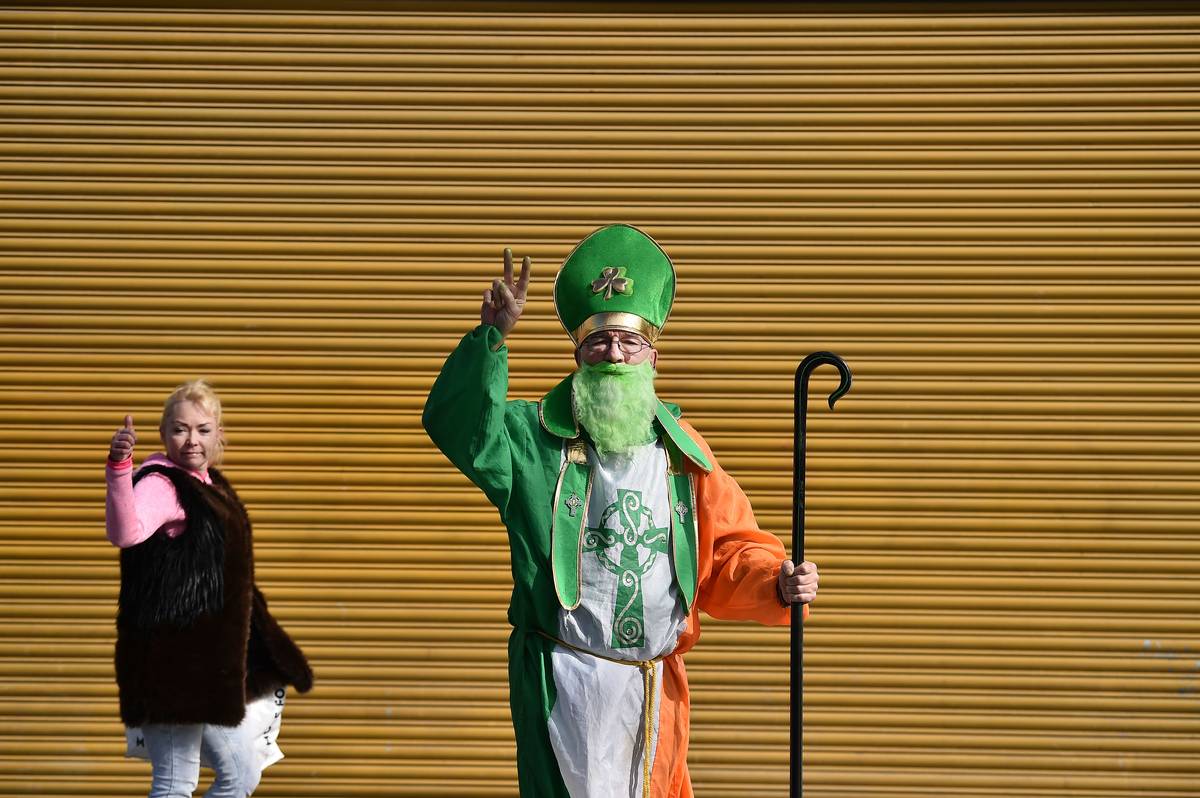 Na oslavy svátku svatého Patrika do irského hlavní města Dublin každoročně přijíždělo kolem půl milionu lidí. Letošní oslavy byly kvůli pandemii poněkud jiné, řada akcí se letos přesunula do online prostoru.