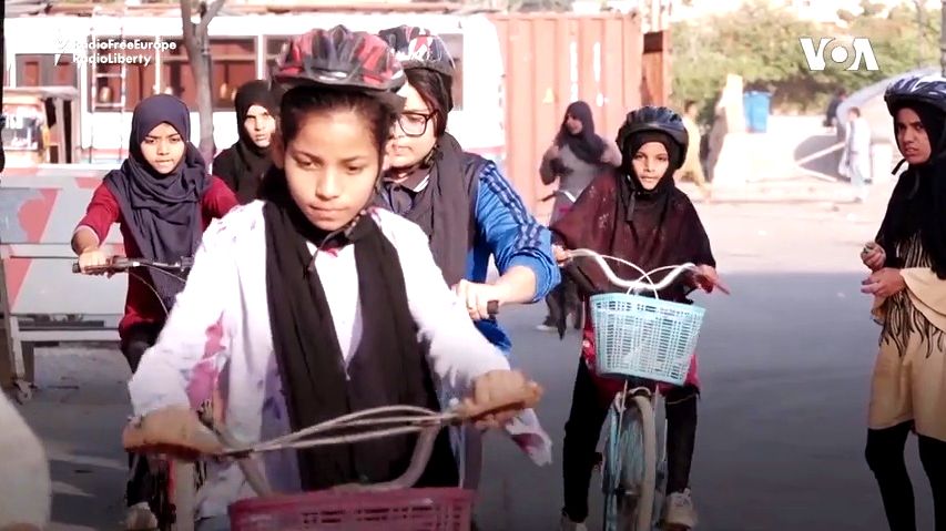 Video: Dívky jezdily v Karáčí na kole, muži po nich házeli kameny