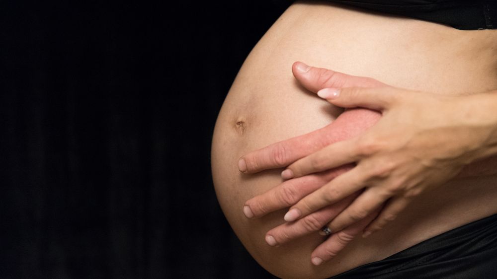 První země schválila placené volno po potratu pro oba partnery