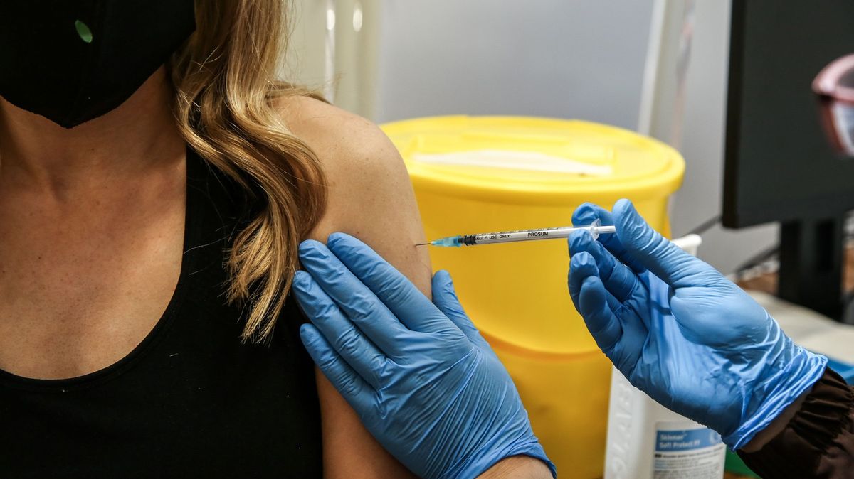 Britové odhadli slábnoucí účinnost vakcín na přesná čísla. Mají ale rezervy