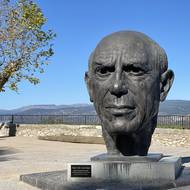 Picassova busta zdobí náměstí Vlastenců (Place des patriotes), které je od Babišova pozemku vzdáleno šest minut chůze.