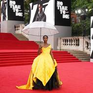 Agentku, která spolupracuje s Bondem, si zahrála Lashana Lynch. Na premiéře se objevila v extravagantních žlutých šatech