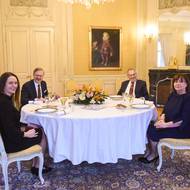 Při Fialově prvním novoročním obědu s hlavou státu v roce 2022 byl prezidentem Miloš Zeman. I tehdy oba politiky doprovázely jejich ženy, Jana Fialová a Ivana Zemanová.