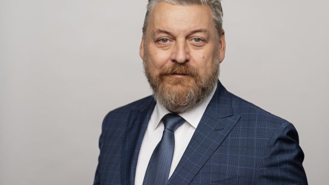 Poslanec se pustil do policie. Nechali jste krvácet moji dceru před fakultou
