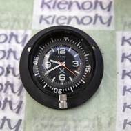 Sběratelsky zajímavý kousek představují hodinky vyrobené pro motoristy. Na palubní desku vozidla se upevnily za pomoci magnetu. Prim vyráběl i verzi pro vojenské vozy nebo motorky (na snímku).