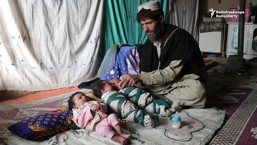 Afghánistán na prahu humanitární katastrofy. Rodina řeší, kolik prodá dětí