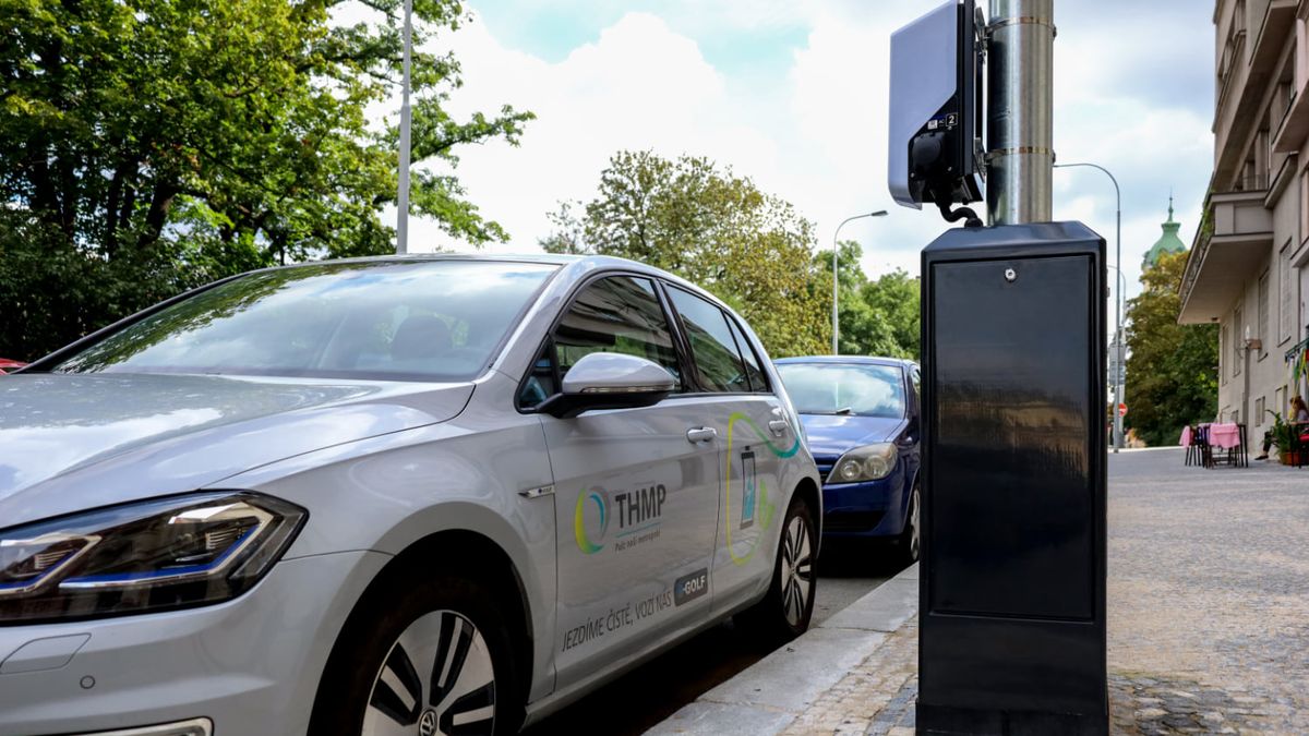 Řidiči mohou elektromobily na Vinohradech nabíjet z lamp veřejného osvětlení