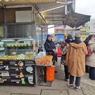 Stánky a kamenné prodejny v Sapě.