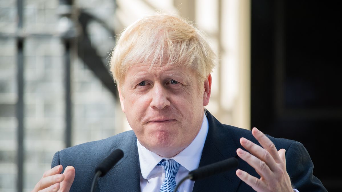 Dva ministři odstoupili kvůli Johnsonovi, britskému premiérovi hrozí pád