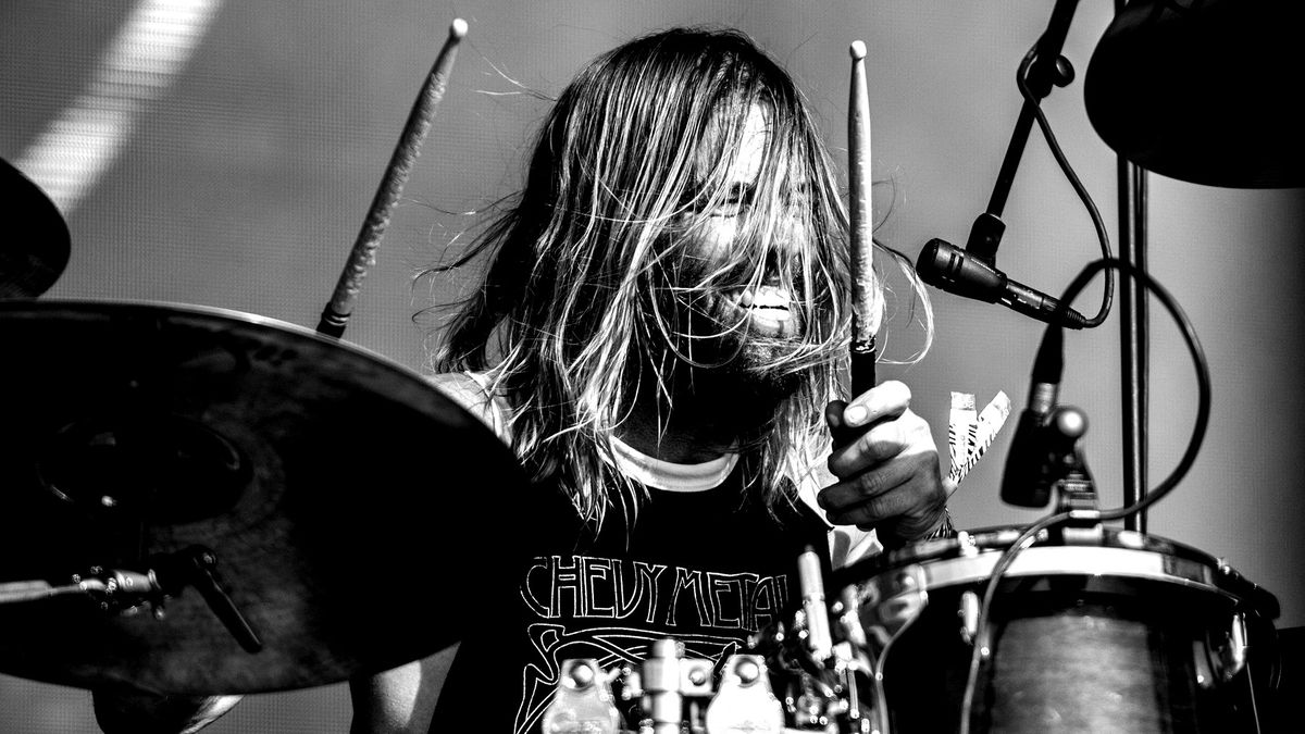 Ve věku 50 let zemřel bubeník skupiny Foo Fighters Taylor Hawkins