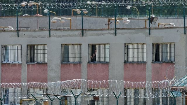 Dozorci v Jablonci kopali a fackovali vězně, hrozí jim podmínky
