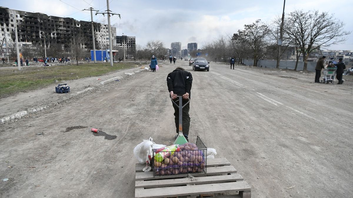 Ukrajinský Cherson čelí katastrofě, jídlo a léky Rusové do města nepustili