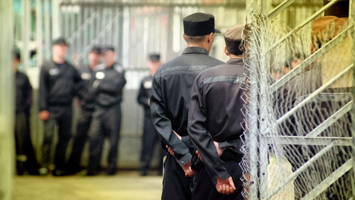 Ve věznici v Rostově na Donu drží skupina mužů dva dozorce jako rukojmí