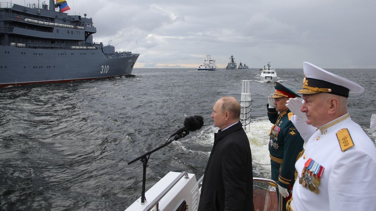 Fotky: Putin hledící na lodě. Média ho chválí, že si nevzal deštník