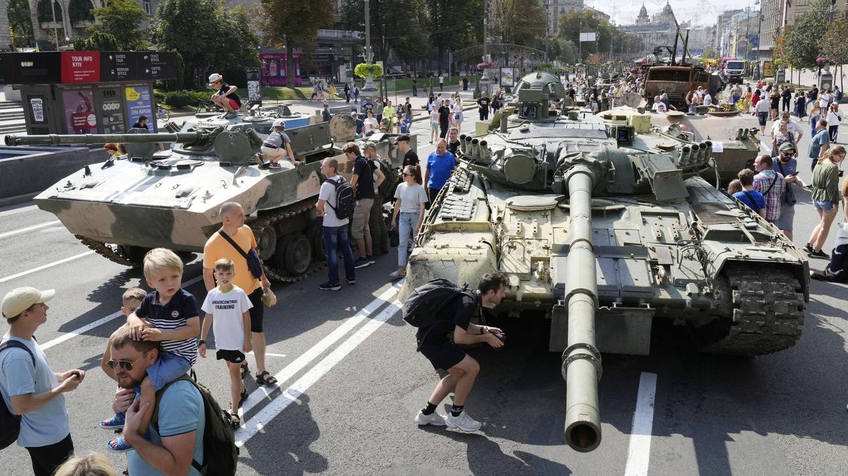 Ruský šrot i hrozba ostřelování. Ukrajinci se připravují na oslavy