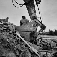 Demoliční práce byly zahájeny i přesto, že bylo veřejně známo, že uhlí pod obcí je kvůli kuřavkovým pískům hůře těžitelné. Na snímku sedí jeden z blokádníků přímo v lopatě bagru. 