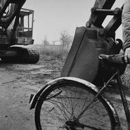 Přes soudní spory, vyjednávání s doly i s ministerstvem průmyslu zatarasilo odpoledne 13. října 1993 komando soukromé bezpečnostní agentury vstup do vesnice a dva bagry pobořily do večera 29 domů v hlavní ulici – třetinu z těch, které ještě stály. Za měsíc bylo pobořeno dalších 25 domů a do konce roku 1994 padla téměř celá obec.