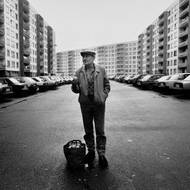 Karel Krejčí ve svém novém bydlišti na panelovém sídlišti Liščí vrch / Most, vyfoceno v listopadu 1993. 