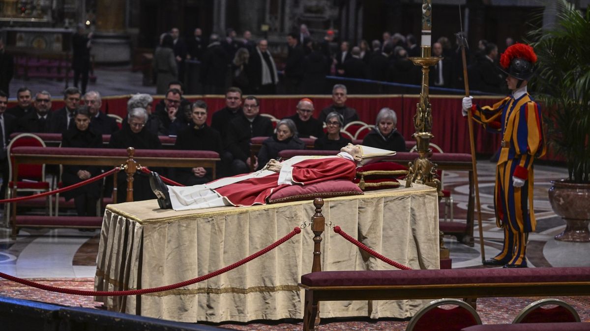 Papeže Benedikta vystavili ve vatikánské bazilice