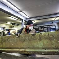 Až se plechy očistí, budou se opravovat, narovnávat a patinovat.