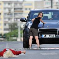 Na konci března 2012 ve Vyskočilově ulici v Michli srazil Roman Janoušek pod vlivem alkoholu ženu. Předtím naboural její vůz a ke střetu došlo poté, co s ním chtěla nehodu řešit. Ženě Janoušek způsobil vážné zranění. Před policisty utíkal a při orientační dechové zkoušce mu bylo naměřeno více než 2,2 promile alkoholu. 
Janoušek na dotaz novinářů uvedl, že na to nemá žádný názor. „Nemám, protože si myslím, že se stalo něco divného, až to budu vědět, tak vám to řeknu, jo?“ řekl. Snímek je z rekonstrukce nehody při vyšetřování.