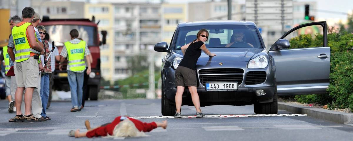 Na konci března 2012 ve Vyskočilově ulici v Michli srazil Roman Janoušek pod vlivem alkoholu ženu. Předtím naboural její vůz a ke střetu došlo poté, co s ním chtěla nehodu řešit. Ženě Janoušek způsobil vážné zranění. Před policisty utíkal a při orientační dechové zkoušce mu bylo naměřeno více než 2,2 promile alkoholu.
Janoušek na dotaz novinářů uvedl, že na to nemá žádný názor. „Nemám, protože si myslím, že se stalo něco divného, až to budu vědět, tak vám to řeknu, jo?“ řekl. Snímek je z rekonstrukce nehody při vyšetřování.