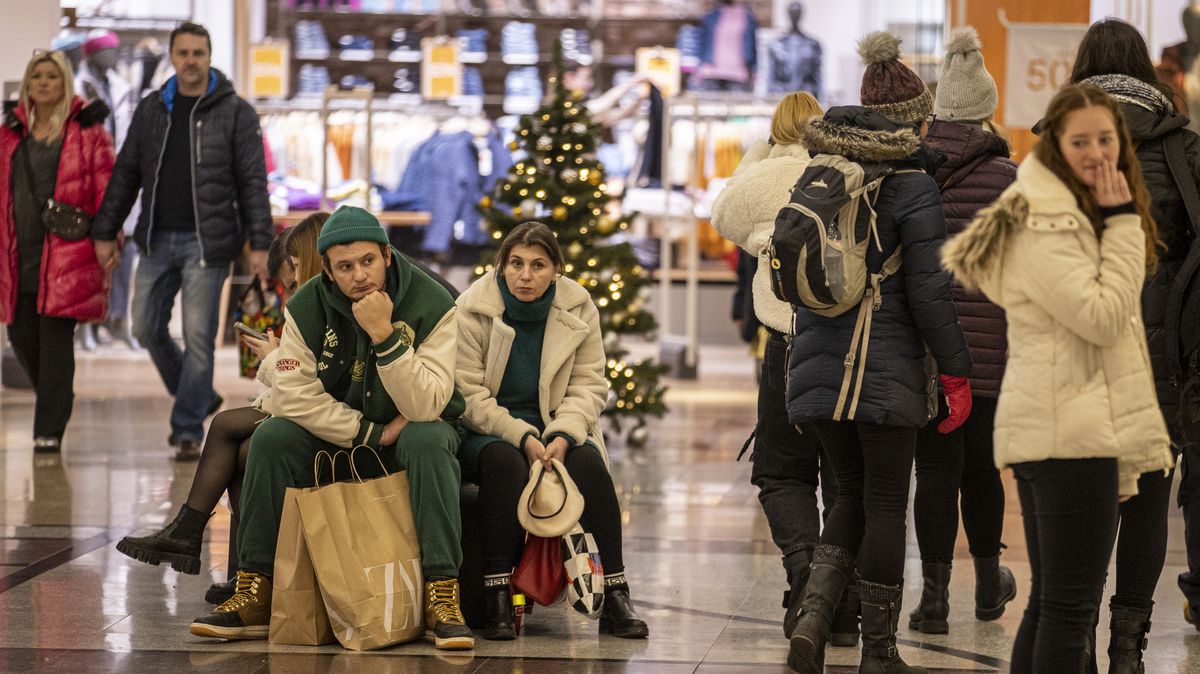 Průzkum: Vánoce budou letos skromnější, na dárcích bude šetřit 60 procent Čechů