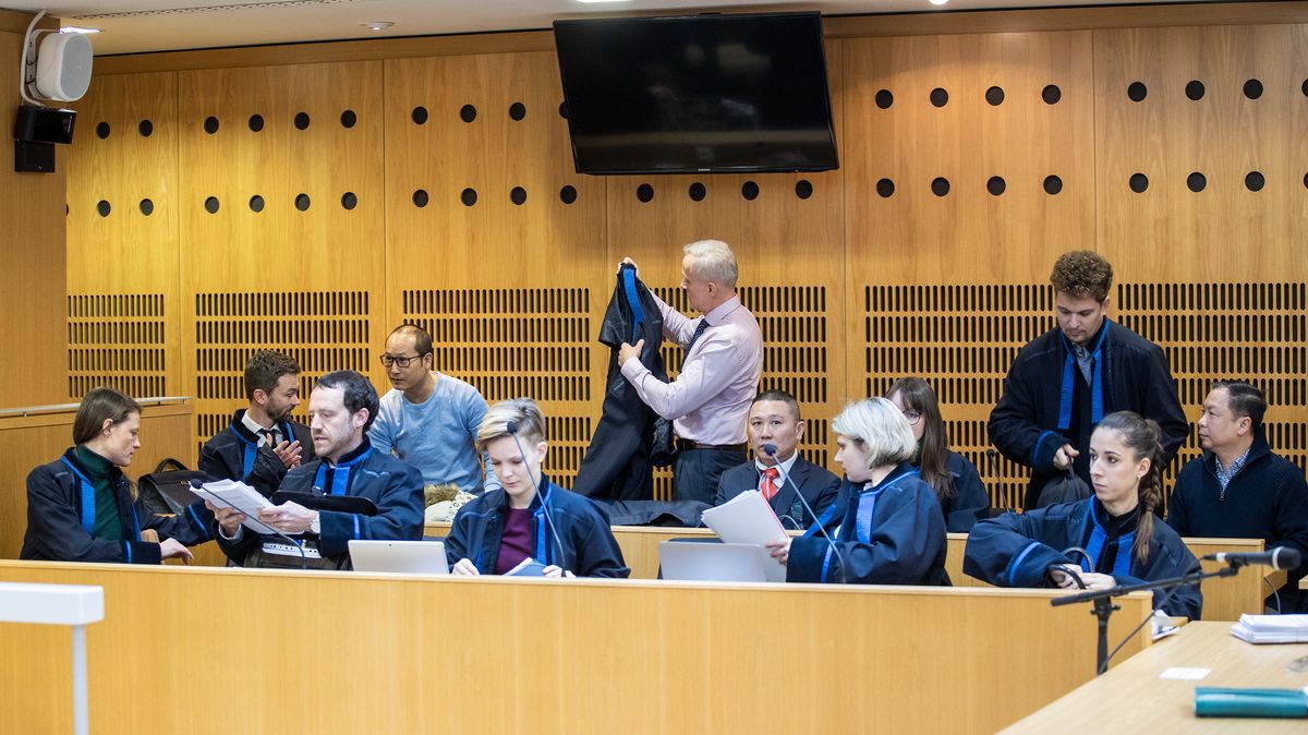 Rusové vydělali 380 milionů na triku s vízy. Policie je chce dostat na daně