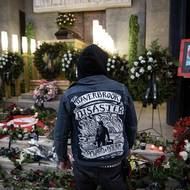 V úterý odpoledne se rodina a přátelé ve strašnickém krematoriu rozloučili se zpěvákem a kytaristou punkrockové skupiny Plexis Petrem „Sidem“ Hoškem.