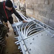 Vlevo jsou díly po pyrolýze, kterou se odstraní barva, vpravo jsou již díly pozinkované a připravené na lakování.