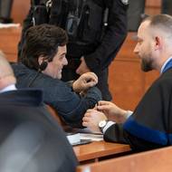 Kočner hovoří se svým advokátem Markem Parou. Na základě předchozího rozsudku si ve vězení odpykává 19 let za podvody se směnkami a Zsuszová trest 21 let za podíl na jiné vraždě.