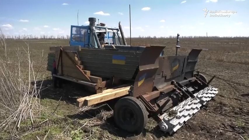 Video: Ukrajinský farmář našel způsob, jak vyčistit zaminovaná pole