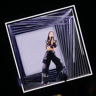 Píseň Unicorn, to bylo vybroušené vystoupení izraelské zpěvačky Noa Kirel. Je nazývána izraelskou Britney Spears - vyhrála pět cen MTV a byla porotkyní v Israel's Got Talent, to vše během povinné dvouleté služby v izraelské armádě. V Liverpoolu skončila na třetí příčce, získala 362 bodů.