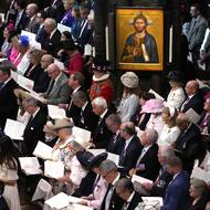 Královský pár před koncem obřadu přistoupil ke svatému přijímání.