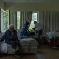 Obyvatelé Conselice, kteří museli opustit své domovy, jsou dočasně ubytováni v budově místní střední školy. Vyfoceno 23. května.