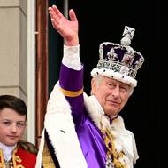 Čerstvě korunovaný král Karel III. zamával tisícům lidí, kteří se zde navzdory dešti sešli, aby přihlíželi jejich slavnostnímu dni. 