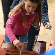 Princezna Charlotte pak natírala s dalšími dětmi stůl.