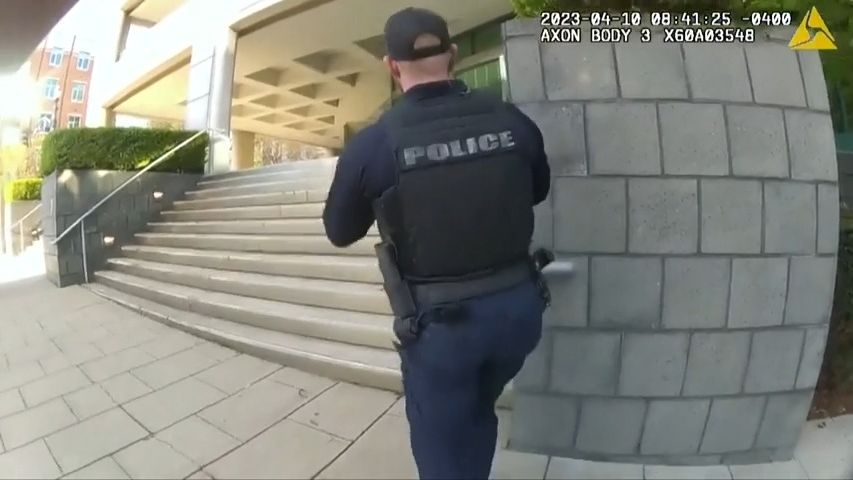 Video: Policie ukázala bleskový zásah proti střelci v americké bance