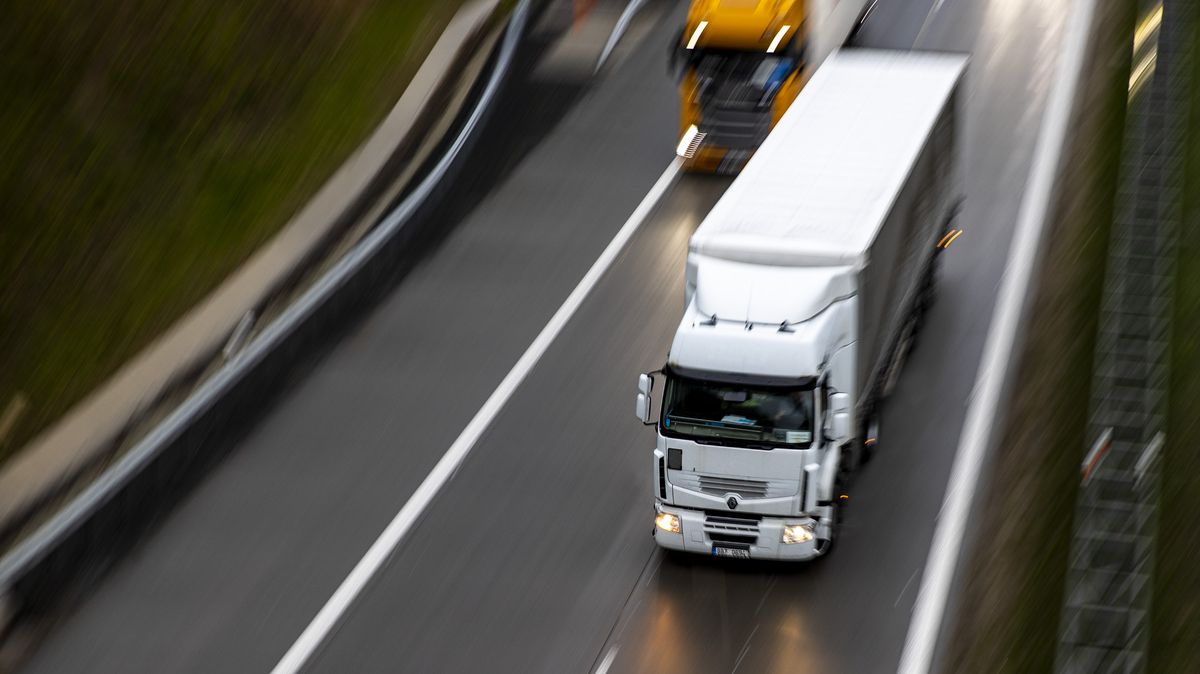 Víkendový zákaz kamionů platí dál, návrh na změnu podpořilo jen 27 poslanců