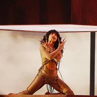 Loreen svou píseň Tattoo přednesla, zatímco ji stlačovaly dvě obří LED obrazovky.