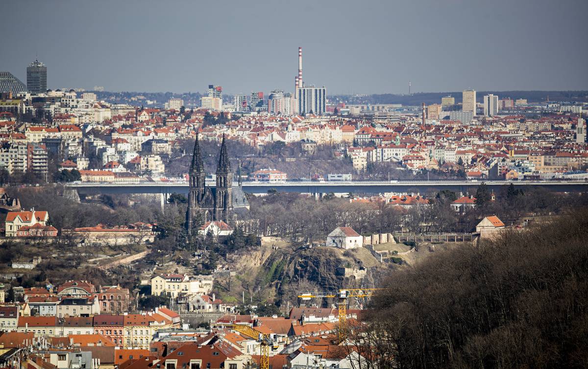 Výhled z jeřábu na Radlické – skalnatý Vyšehrad a za ním Nuselský most.