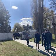 Smuteční hosté přicházeli již dlouho před oficiálním začátkem obřadu.