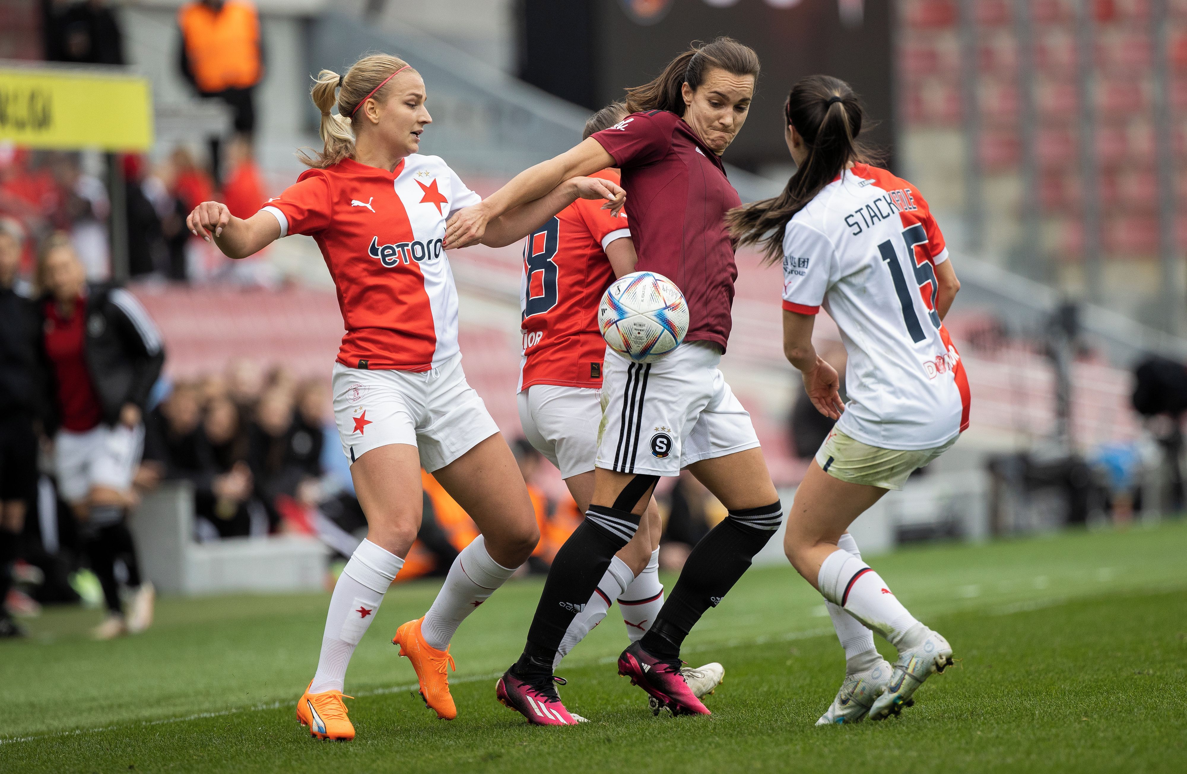 SZ / fotbal Sparta - Slavia, ženy, zápas s rekordní ligovou návštěvou. Lucie Martínková ze Sparty